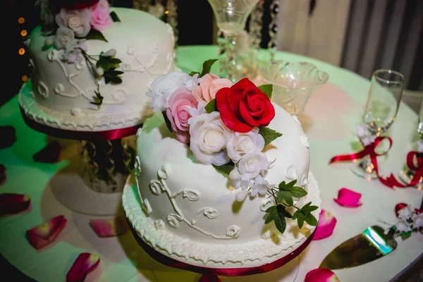 Vízszintes Felvétel Két Kis Esküvői Tortáról Piros Rózsaszín Fehér Virágokkal — Stock Fotó