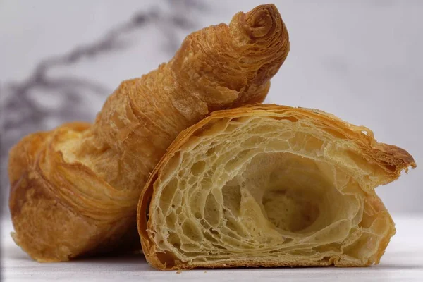 Primer Plano Croissants Recién Horneados Sobre Mesa — Foto de Stock