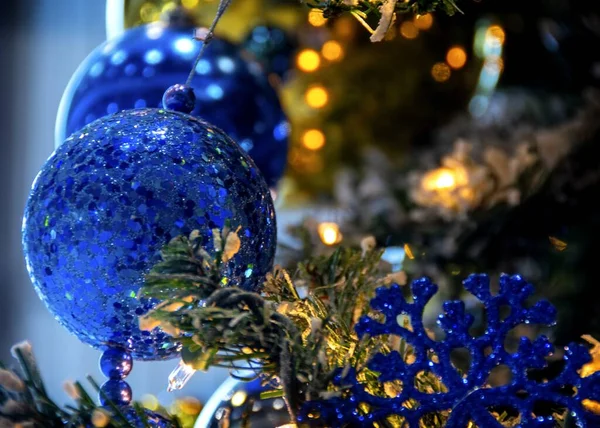 Eine Nahaufnahme Von Glänzendem Weihnachtskugelschmuck Der Einem Geschmückten Weihnachtsbaum Hängt — Stockfoto