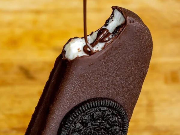 Proces Nalévání Čokolády Zmrzlinu — Stock fotografie