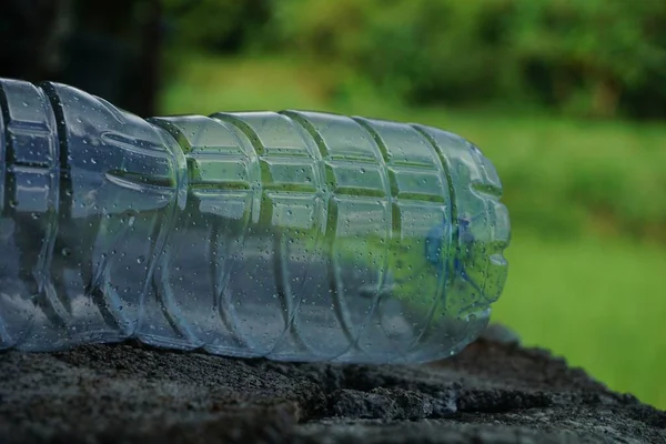 Mise Point Sélective Une Bouteille Eau Vide Sur Une Surface — Photo