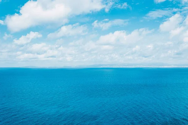 Güzel Bulutlu Gökyüzü Mavi Denizin Üzerinde Bir Arkaplan Duvar Kağıdı — Stok fotoğraf