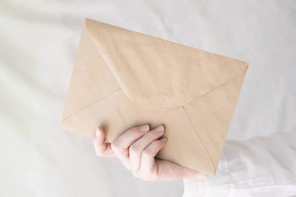 Close Mão Uma Pessoa Segurando Envelope — Fotografia de Stock