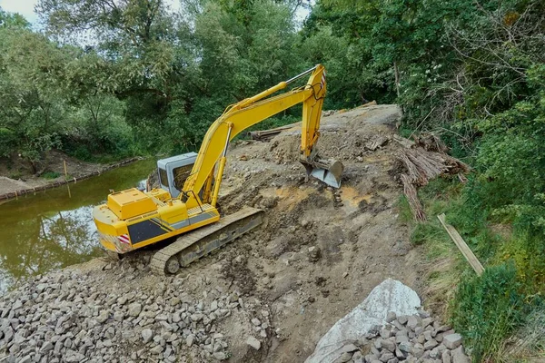 Een Gele Graafmachine Die Grond Opgraaft Omringd Door Bomen — Stockfoto