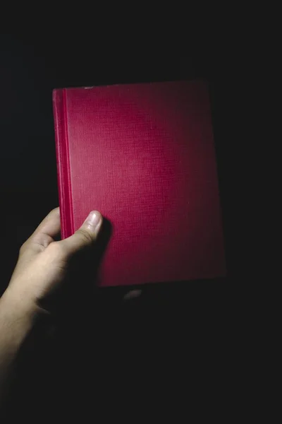 Plano Vertical Una Persona Sosteniendo Libro Con Una Cubierta Roja — Foto de Stock