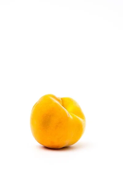 一个被白色背景隔开的多汁的桃子 — 图库照片