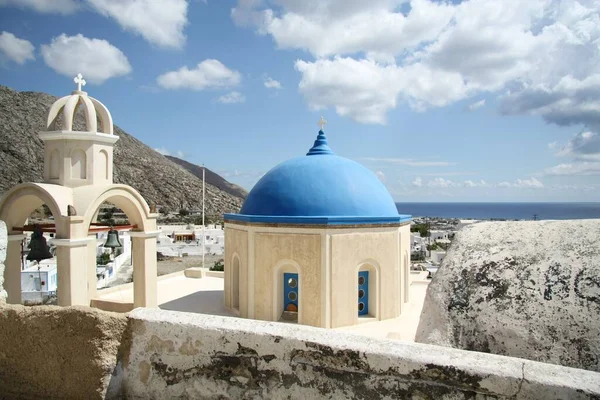 Igreja Cúpula Azul Sob Luz Sol Céu Azul Nublado Santorini — Fotografia de Stock