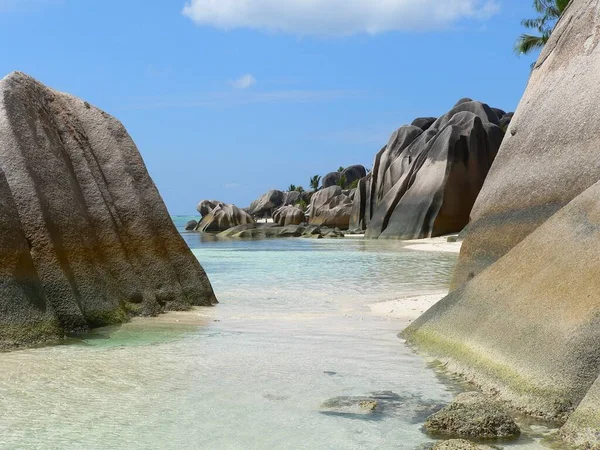 Ein Strand Umgeben Vom Meer Und Felsformationen Unter Dem Sonnenlicht — Stockfoto