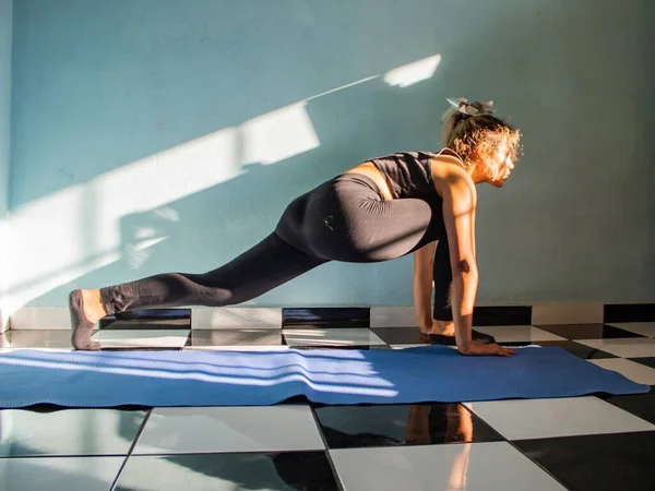 Latinsk Kvinna Som Tränar Yoga Inomhus Med Solljus Som Skiner — Stockfoto
