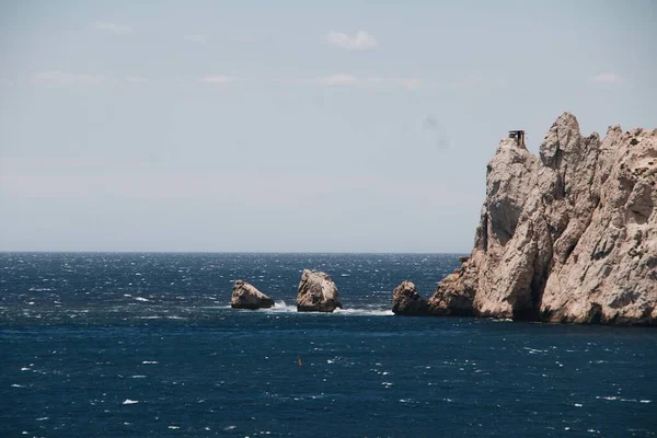 Una Hermosa Vista Enormes Rocas Mar Tranquilo Marsella Francia — Foto de Stock