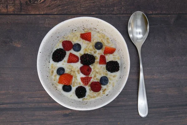 Tiro Ângulo Alto Boliche Cereal Com Bagas Uma Mesa Madeira — Fotografia de Stock