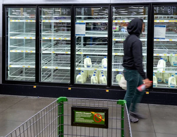 Stanton Kalifornien Vereinigte Staaten März 2020 Ein Käufer Betrachtet Eine — Stockfoto