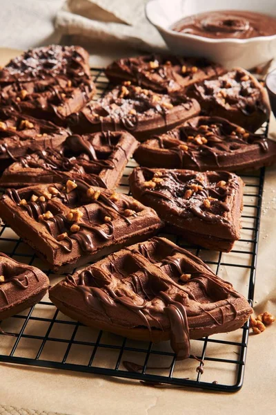 Vertikální Záběr Lahodné Čokoládové Vafle Ořechy Síti Stole Blízkosti Ingrediencí — Stock fotografie