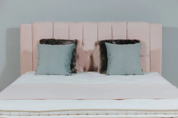 Strzał Zbliżenie Queen Size Łóżko Różowej Tkaniny Zagłówka Kolorowe Poduszki — Zdjęcie stockowe