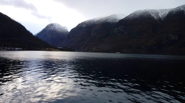 Bergen Bedekt Met Sneeuw Voor Het Water — Stockfoto