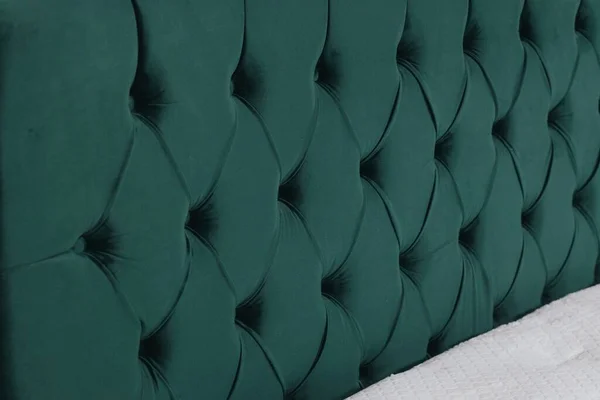 Nahaufnahme Eines Bettes Mit Grünem Stoffkopfteil Und Weißer Matratze — Stockfoto