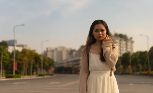 Sokakta Poz Veren Beyaz Elbiseli Asyalı Bir Kadın — Stok fotoğraf