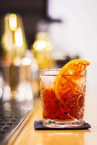 Vertikal Närbild Skott Neger Cocktail Med Citron Blå Servett Bar — Stockfoto