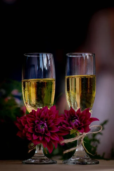 Närbild Skott Två Fyllda Champaign Glasögon Dekorerade Med Röda Blommor — Stockfoto