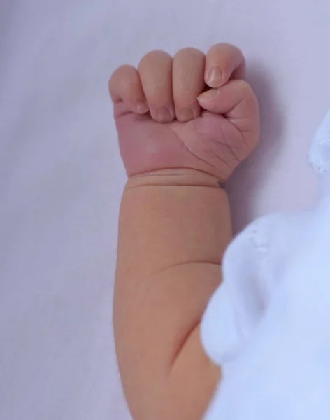 Tiro Close Uma Mão Bebê Bonito — Fotografia de Stock