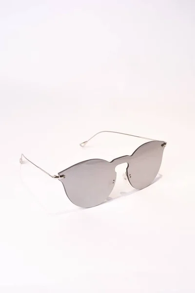 Eine Vertikale Aufnahme Der Clubmaster Sonnenbrille Isoliert Auf Weißem Hintergrund — Stockfoto