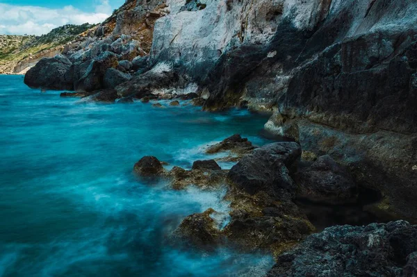 Turkuaz Denizin Gövdesindeki Kaya Oluşumları — Stok fotoğraf