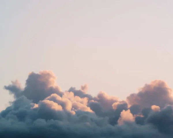 Puszyste Chmury Błękitnym Niebie Idealne Tapety — Zdjęcie stockowe