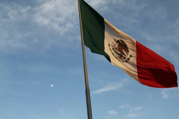 Large Mexican Flag Golden Pre Sunset Light Flag Pole Blue — Stock Photo, Image