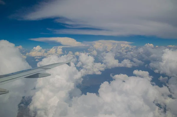 Tiro Bonito Aéreo Asa Plana Céu Azul Fundo Nuvens Brancas — Fotografia de Stock