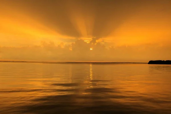 一缕美丽的金色落日掠过大海 — 图库照片