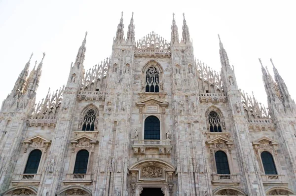이탈리아에 어려운 밀라노 대성당의 각도의 — 스톡 사진