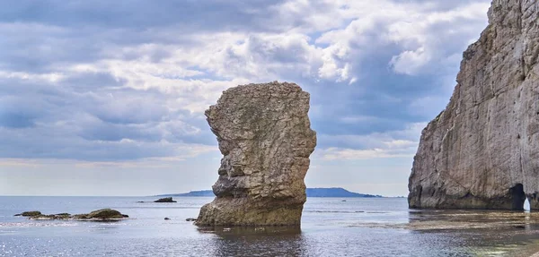 Butter Rock Cabeza Murciélago Bajo Cielo Azul Las Nubes Blancas — Foto de Stock