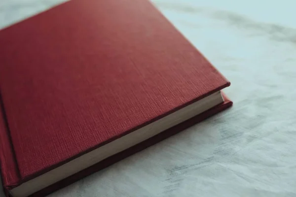 Uma Visão Alto Ângulo Livro Com Uma Capa Dura Vermelha — Fotografia de Stock