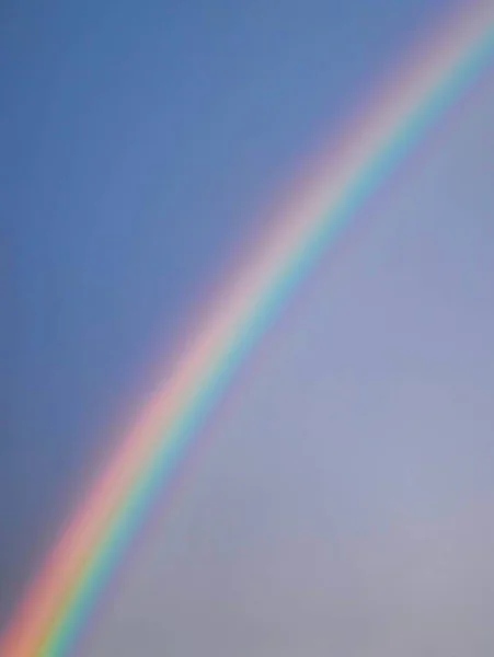 Eine Vertikale Schöne Aufnahme Des Regenbogens Blauen Himmel — Stockfoto