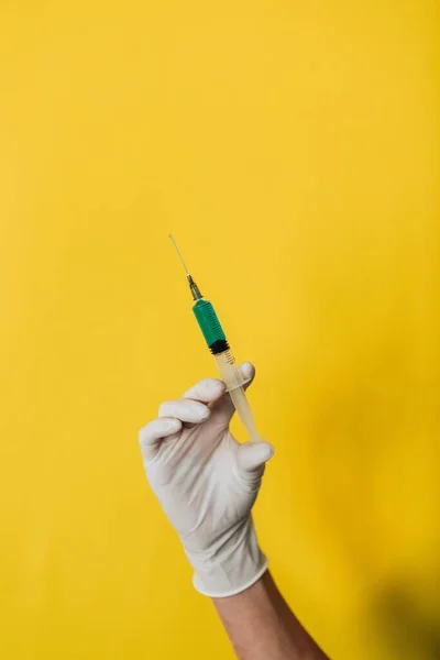 Doctor Holding Syringe Yellow Background Concept Coronavirus — Stock Photo, Image
