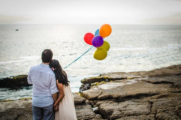 Plan Horizontal Couple Embrassant Sur Une Belle Plage Avec Des — Photo