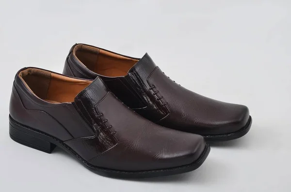 Plano Horizontal Zapatos Masculinos Color Marrón Oscuro Sobre Fondo Blanco —  Fotos de Stock