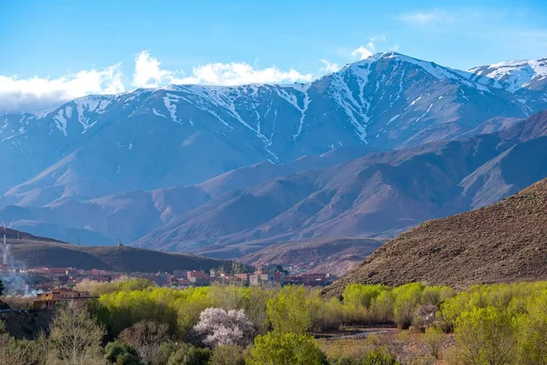 Bellissimo Paesaggio Montagne Innevate Cespugli Villaggio Nella Valle — Foto Stock