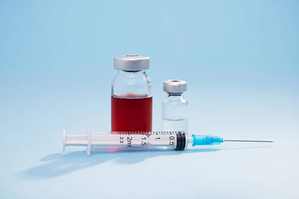 Gros Plan Flacons Vaccin Seringue Sur Fond Bleu Vaccin Médecine — Photo