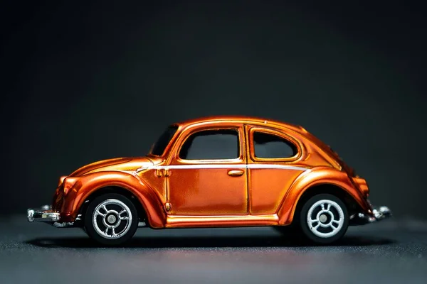 Een Close Shot Van Een Oranje Miniatuur Auto Geïsoleerd Een — Stockfoto