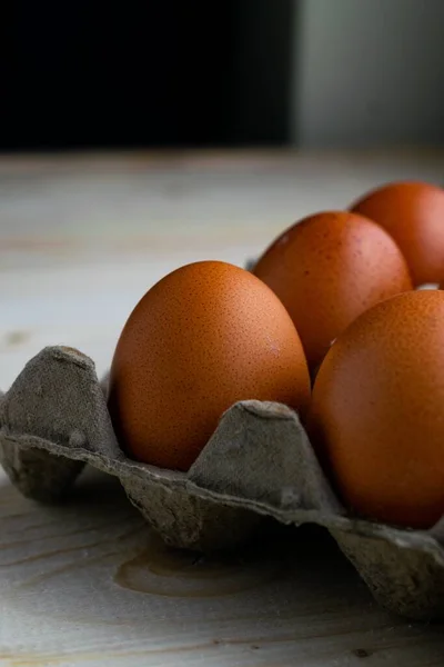 テーブルの上のカートンボックスに鶏の卵の垂直閉鎖ショット — ストック写真
