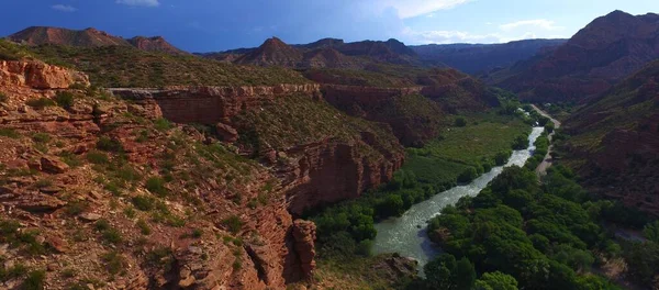 Tiro Aéreo Panorâmico Córrego Rio Cercado Por Montanhas Florestadas — Fotografia de Stock