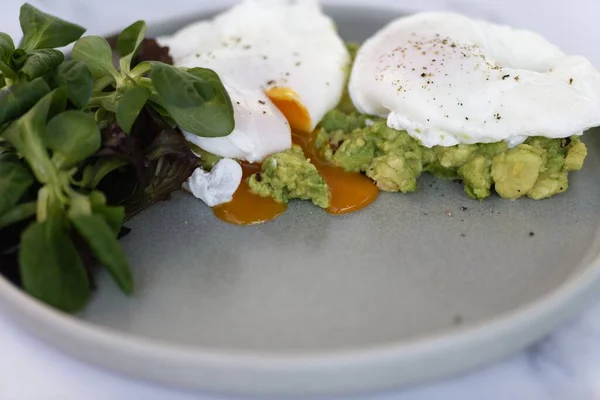 Gros Plan Œufs Grillés Avec Des Avocats Des Épinards Dans — Photo