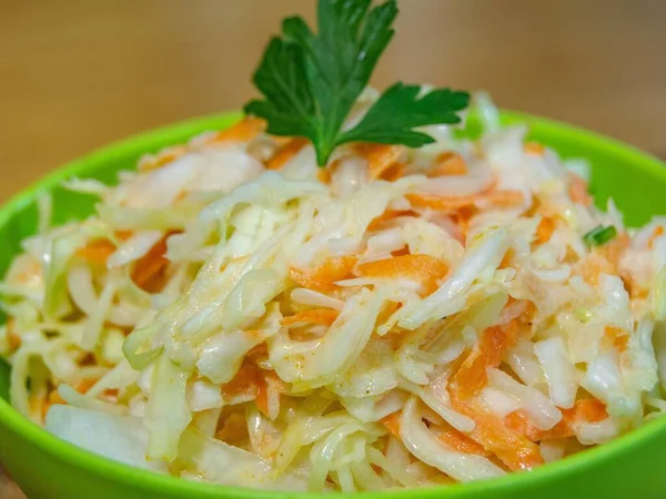 Una Ensalada Verduras Saludables Con Col Zanahoria —  Fotos de Stock
