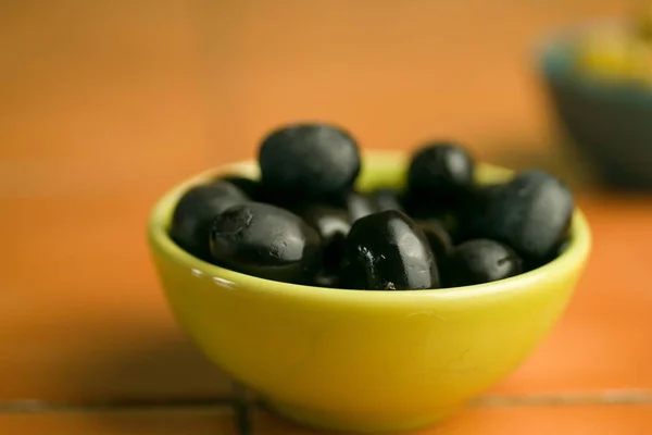 Primer Plano Aceitunas Negras Tazón — Foto de Stock