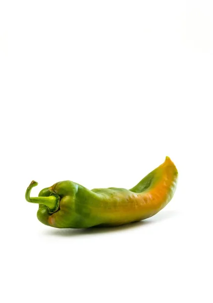 Een Hele Groene Pittige Peper Geïsoleerd Een Witte Achtergrond — Stockfoto