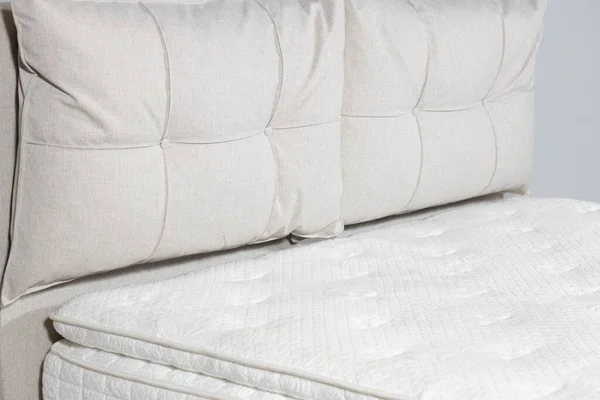 Sebuah Gambar Closeup Dari Tempat Tidur Dengan Kain Beige Pelapis — Stok Foto