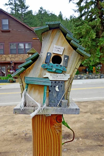 Een Abstract Mini Huisje Voor Vogels Gemaakt Van Hout Straat — Stockfoto