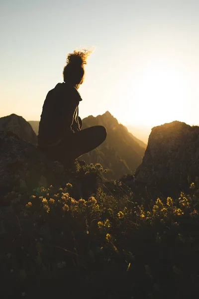 Una Joven Sentada Cima Montaña Disfrutando Vista Atardecer —  Fotos de Stock