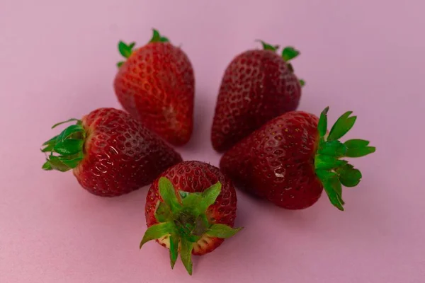 배경에 딸기를 클로즈업 — 스톡 사진